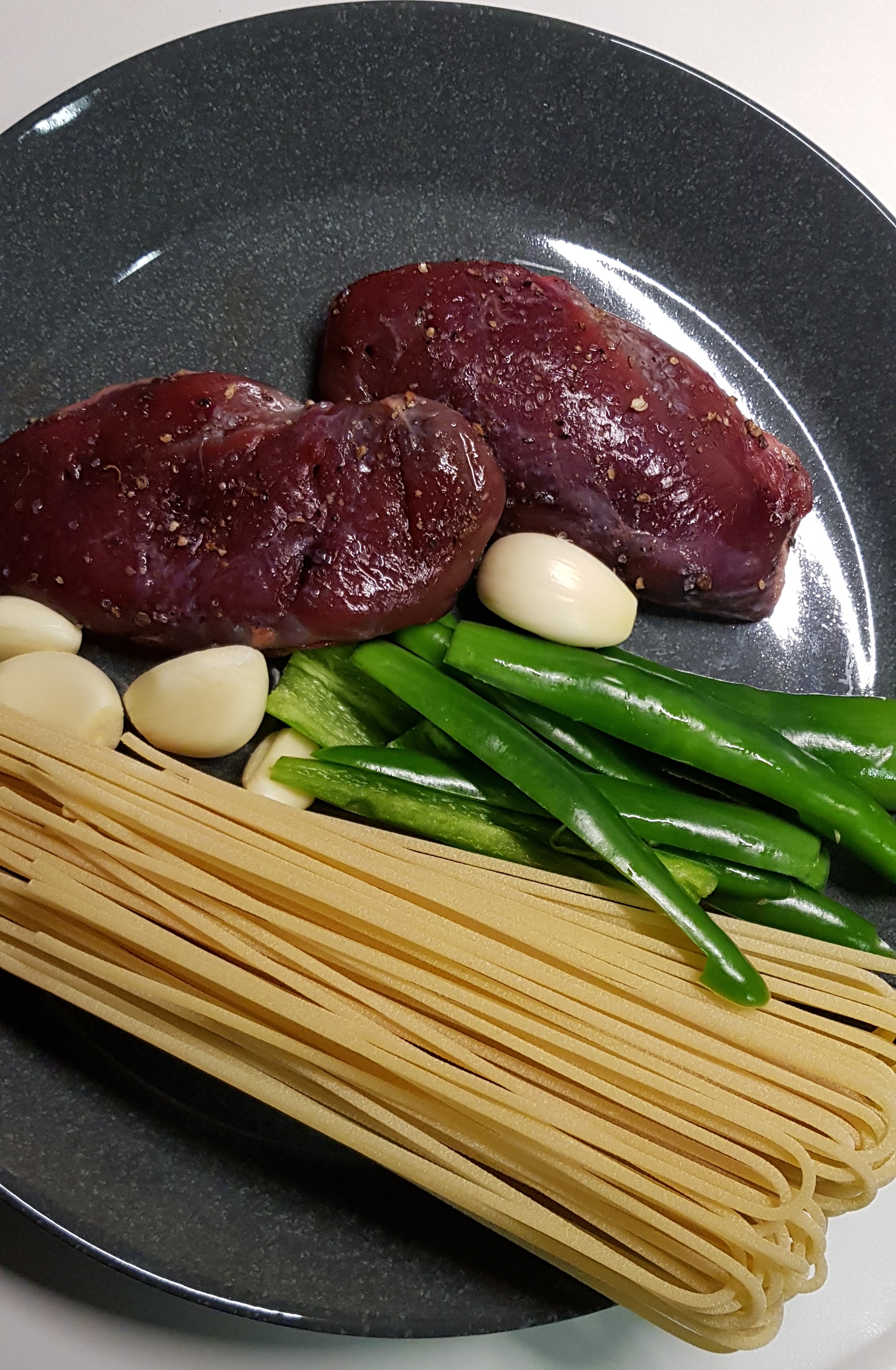 Teeren rintaa ja pasta aglio, olio e peperonico | Vastuullinen Eränkäynti